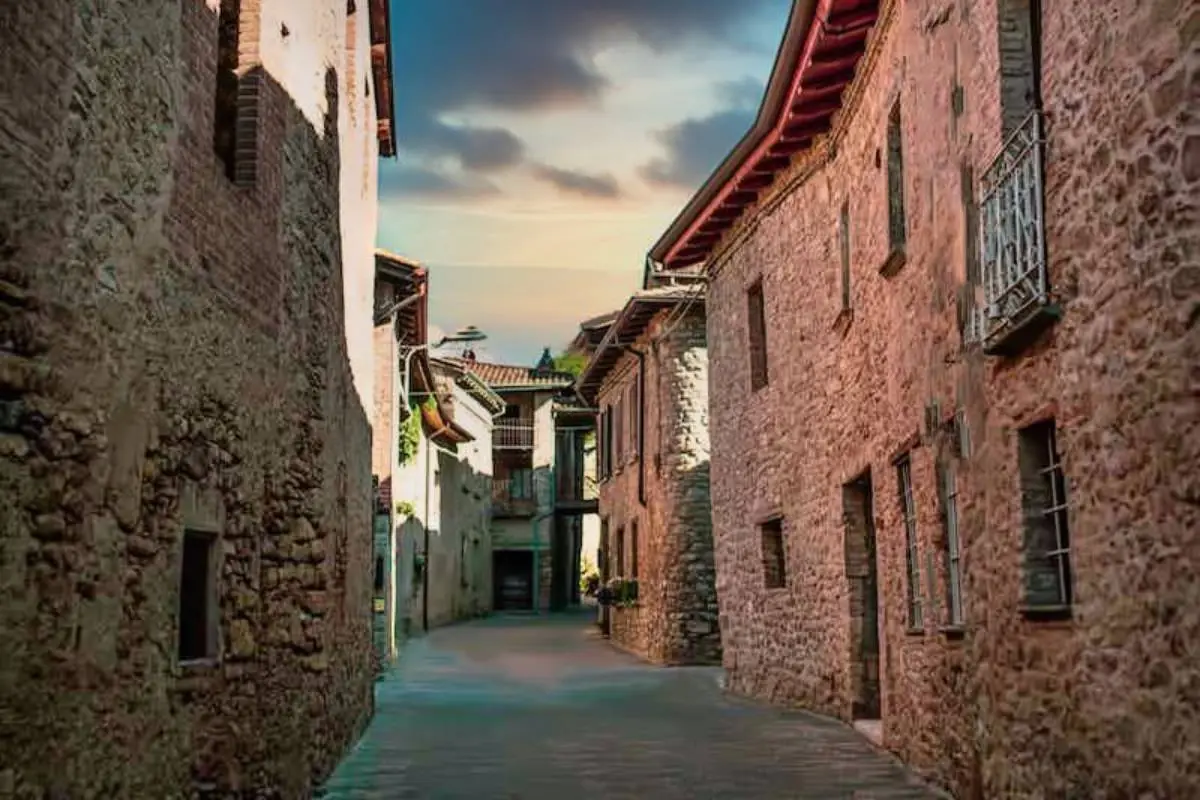 Vieni a scoprire l'affascinante borgo di San Ponzo Semola